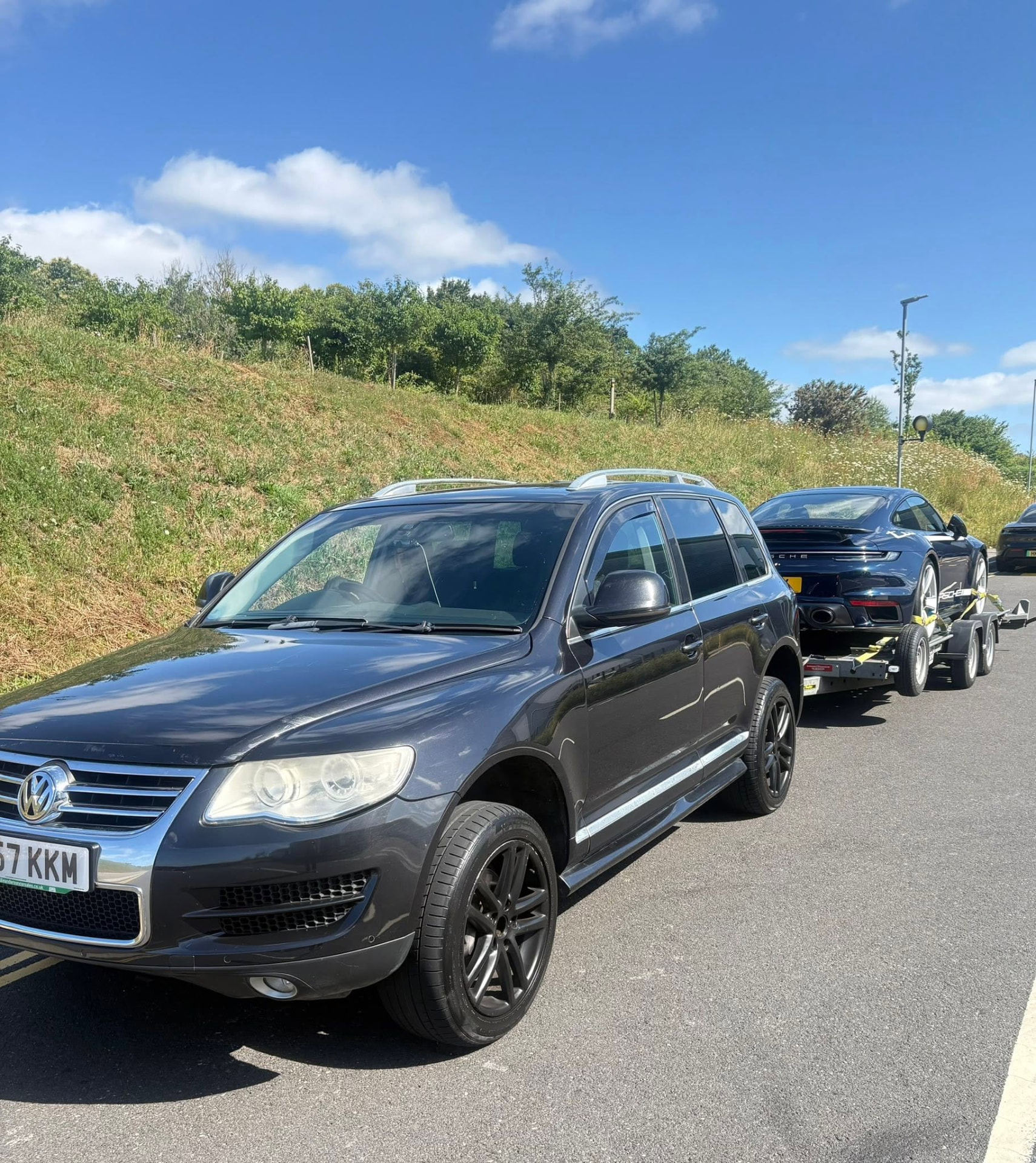 Recovery vehicle towing a loaded transporter trailer